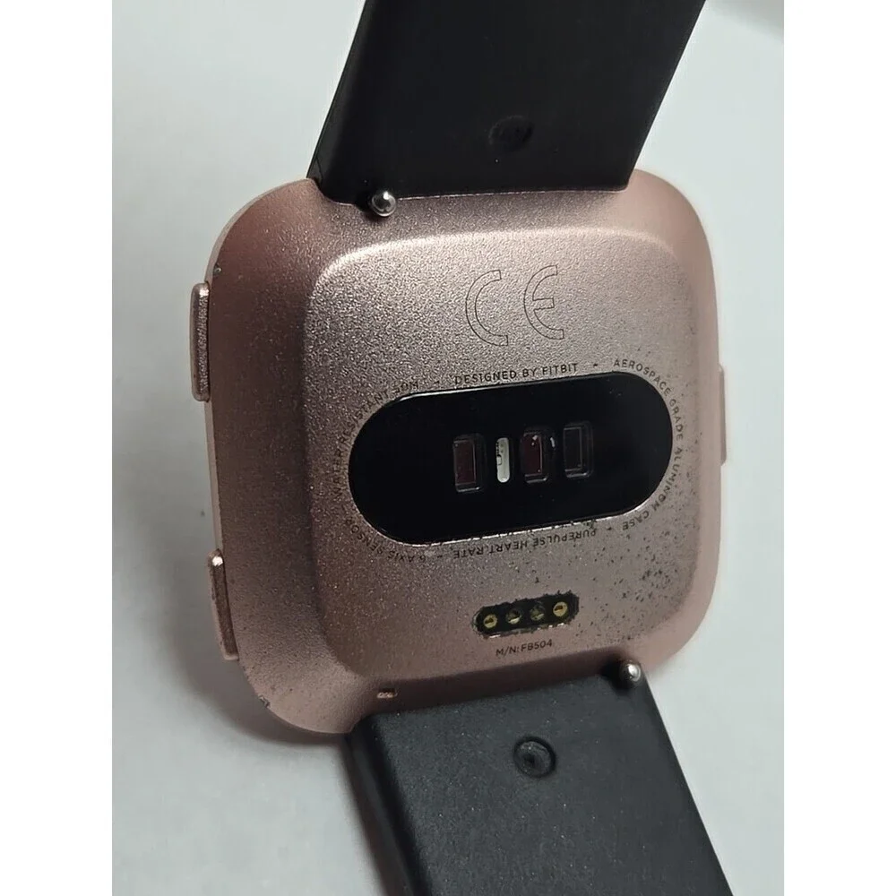 Fitbit Versa FB504 Smartwatch Fitness Heart Rate Bluetooth Activity W/ Charger